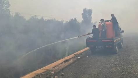 PT Air Minum Intan Banjar (Perseroda) melakukan pemadaman dan pembasahan jalur jaringan pipa. (Foto: Humas PT Air Minum Intan Banjar/Katajari.com)