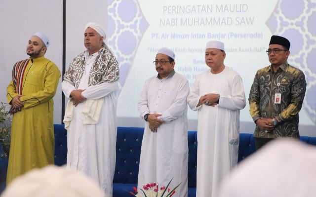 Kepala Dinas PUPR Kalsel Ahmad Solhan (kanan) mewakili Gubernur Kalsel H Sahbirin Noor menghadiri maulid Nabi Muhammad SAW, Jumat (6/10/2023) di aula Intan 3 PT Air Minum Intan Banjar di Banjarbaru. (Foto: Kominfo Kabupaten Banjar/Katajari.com)