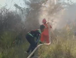PT Air Minum Intan Banjar Dukung BPBD Kota Banjarbaru Tangani Karhutla