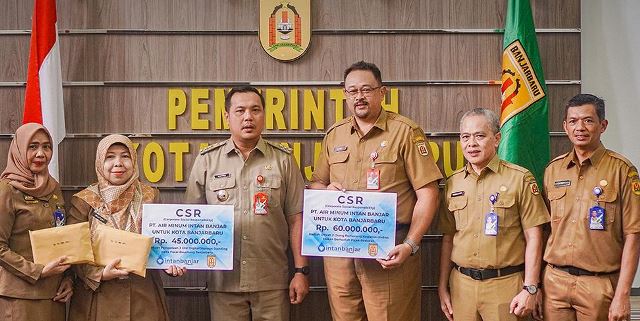 Pemerintah Kota (Pemko) Banjarbaru melalui Wali Kota Aditya Mufti Ariffin kembali menerima dana bantuan sosial kemasyarakatan atau Corporate Social Responsibility (CSR) dari PT Air Minum Intan Banjar (Perseroda), kali ini senilai Rp105 juta. (Foto: Kominfo Kota Banjarbaru/Katajari.com)
