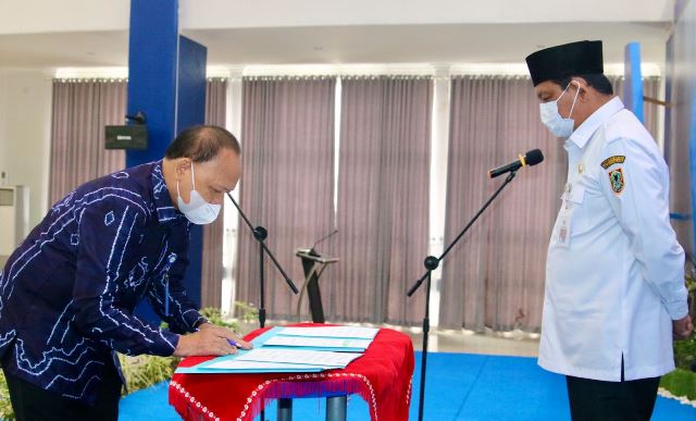 Direktur Utama PT Air Minum Intan Banjar (Perseroda) Syaiful Anwar dan Gubernur Kalsel Sahbirin Noor. (Foto: Infopublik)