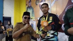 Gubernur Kalsel H Sahbirin Noor atau Paman Birin menyerahkan medali kepada para pemenang Cabang Lomba Karate, Selasa (21/11/2023) pagi. (Foto: Adpim Setdaprov Kalsel/Katajari.com)