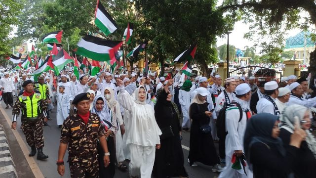 Ribuan peserta aksi bela akbar Palestina di Martapura Kabupaten Banjar Provinsi Kalimantan Selatan melakukan long march di Jalan A Yani, Minggu (26/11/2023) pagi. (Foto: Kominfo Kabupaten Banjar/Katajari.com)