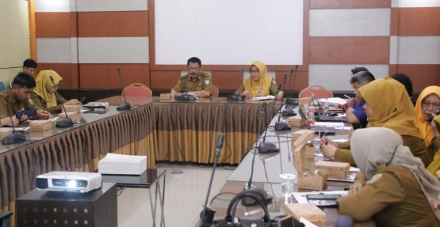 Sekretaris Bappedalitbang Hanafi dalam membuka acara Focus Group Discussion (FGD) Analisis Efektivitas Kelembagaan Organisasi Perangkat Daerah (OPD) di Kabupaten Banjar, Senin (6/11/2023) di aula setempat. (Foto: Bappedalitbang Kabupaten Banjar/Katajari.com)