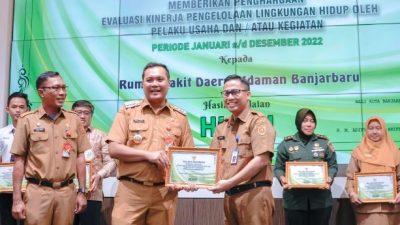 Penghargaan bidang lingkungan diserahkan Wali Kota Banjarbaru HM Aditya Mufti Ariffin kepada Direktur RSD Idaman Banjarbaru dr Danny Indrawardhana, di Aula Gawi Sabarataan Banjarbaru, Senin (20/11/2023). (Foto: Media Center Kota Banjarbaru/Katajari.com)