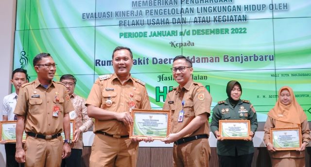 Penghargaan bidang lingkungan diserahkan Wali Kota Banjarbaru HM Aditya Mufti Ariffin kepada Direktur RSD Idaman Banjarbaru dr Danny Indrawardhana, di Aula Gawi Sabarataan Banjarbaru, Senin (20/11/2023). (Foto: Media Center Kota Banjarbaru/Katajari.com)