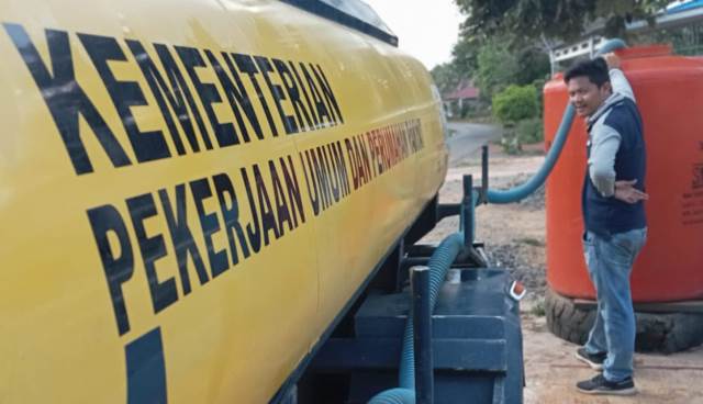 Tim gabungan Badan Penanggulangan Bencana Daerah (BPBD) Kabupaten Banjar tetap menyalurkan bantuan air bersih, Rabu (15/11/2023). (Foto: Kominfo Kabupaten Banjar/Katajari.com)