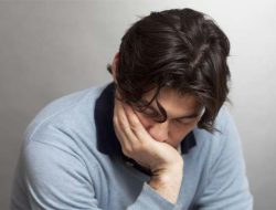 Kebiasaan Menopang Dagu Berdampak Buruk Pada Rahang