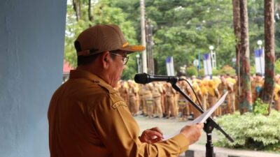 Asisten Perekonomian dan Pembangunan Ikhwansyah menjadi pembina apel gabungan, Senin (4/12/2023) pagi. (Foto: Kominfo Kabupaten Banjar/Katajari,com)