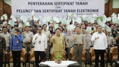 Penyerahan Sertifikat dan Launching Sertifikasi Elektronik di Gedung Idham Chalid