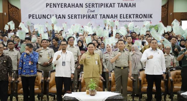 Acara Penyerahan Sertifikat dan Launching Sertifikasi Elektronik Tahun 2023, yang tempat di Gedung Idham Chalid, Senin (04/12/2023). (Foto: Adpim Setdaprov Kalsel/Katajari.com)