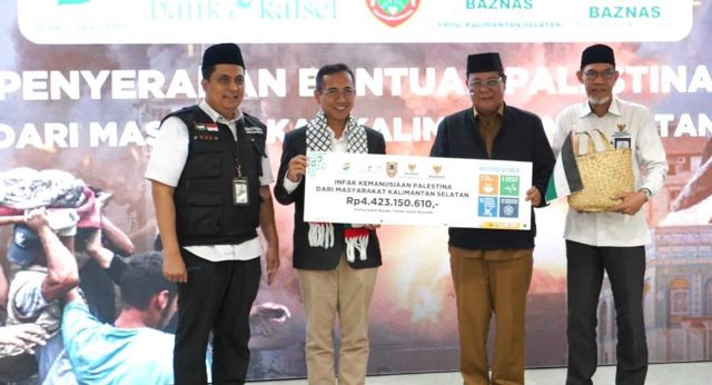 Gubernur Kalsel H. Sahbirin Noor atau Paman Birin menyerahkan secara langsung bantuan untuk Palestina dari warga Banua ke Badan Amil Zakat (BAZNAS) sebesar Rp4.423.150.610 pada Senin (4/12/2023) siang. (Foto: Adpim Setdaprov Kalsel/Katajari.com)