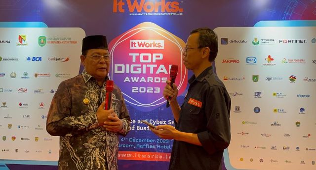 Gubernur Kalsel H. Sahbirin Noor atau Paman Birin meraih penghargaan TOP Digital Award Tahun 2023 pada Puncak Acara Penghargaan TOP Digital Awards 2023 di Raffles Hotel, Jakarta pada Senin (4/12/2023) siang. (Foto: Adpim Setdaprov Kalsel/Katajari.com)