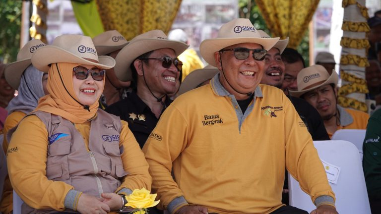 Gubernur Kalimantan Selatan H. Sahbirin Noor yang akrab disapa dengan Paman Birin merupakan satu-satunya kepala daerah yang menerima apresiasi Apkasindo Award 2023, Kamis (7/12/2023). (Foto: Adpim Setdaprov Kalsel/Katajari.com)