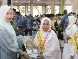 Puluhan Santri Lansia Kecamatan Simpang Empat Turut Diwisuda