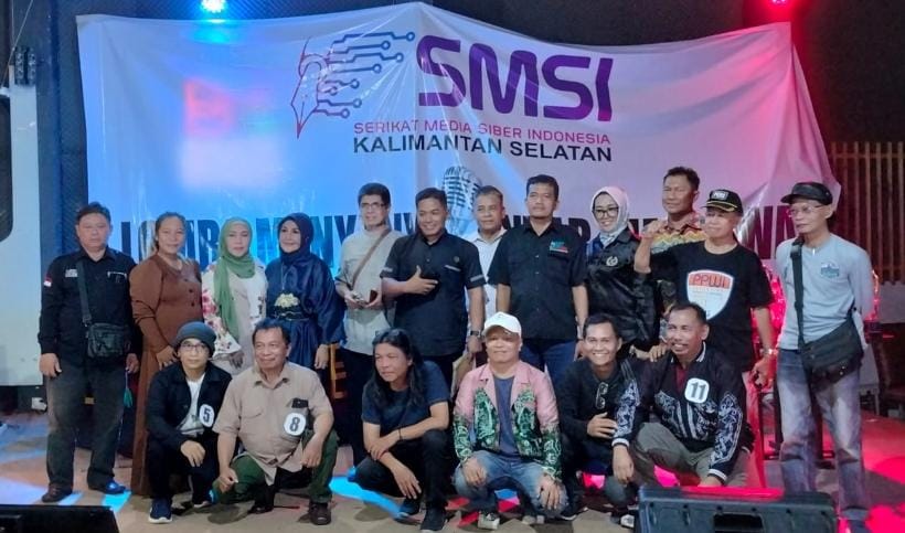 Panitia dan juri bersama juara lomba menyanyi antar wartawan, Sabtu (23/12/2023) di Booze Karaoke Lounge & Resto Jalan Veteran Kota Banjarmasin. (Foto: SMSI Kalsel/Katajari.com)