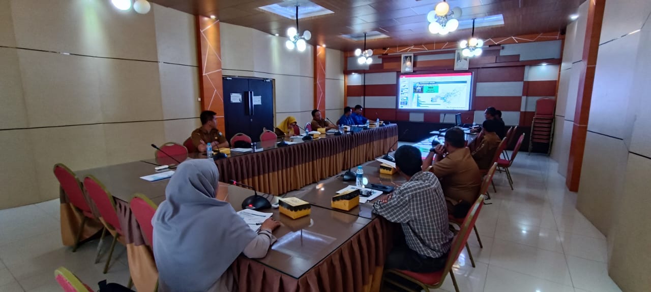 Rapat Ekspose Laporan Antara Kebijakan dan Strategi Daerah Sistem Penyediaan Air Minum ( JAKSTRADA SPAM) pada senin (4/12/2023) bertempat di Aula Bauntung Lantai III Bappedalitbang Kabupaten Banjar. (Foto: Bappedalitbang Kabupaten Banjar/Katajari.com)