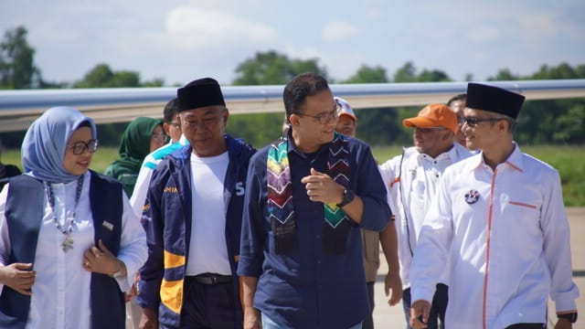 Anies Baswedan bersama petinggi partai politik pengusung di Kalsel, Selasa (5/12/2023) di Bandara Syamsudin Noor Banjarbaru. (Foto: TKD Kalsel/Katajari.com)