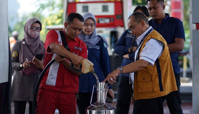 Pengawasan dan tera pada beberapa Stasiun Pengisian Bahan Bakar Umum (SPBU) COCO atau milik pemerintah (Pertamina), di wilayah Kecamatan Gambut dan Kertak Hanyar, Senin (11/12/2023) pagi. (Foto: Kominfo Kabupaten Banjar/Katajari.com)