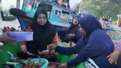 Caleg DPR RI Nomor Urut 3 Dapil Kalsel 1, Hj Soraya SH MH ketika berada di Pasar Terapung Lok Baintan. (Foto: Katajari.com)