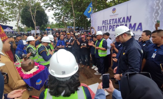 Ketua Bappilu Partai Nasdem Prananda Surya Paloh peletakan batu pertama pembangunan kantor baru DPW Partai Nasdem Kalimantan Selatan (Kalsel), Selasa (12/12/2023) di Banjarbaru. (Foto: Nasdem Kalsel/Katajari.com)