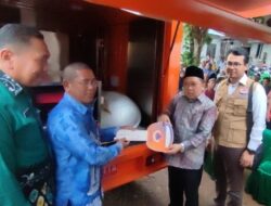 Syaifullah Tamliha Sampaikan Bantuan Mobil Ambulan dan Mobil Dapur Umum di Pasayangan Utara