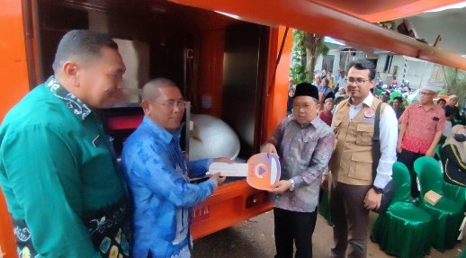 Badan Nasional Penanggulangan Bencana (BNPB) menyampaikan bantuan mobil ambulan dan dapur umum, Kamis (18/1/2024) sore di Pasayangan Utara. (Foto: Katajari.com)