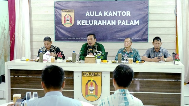 Wali Kota Banjarbaru HM Aditya Mufti Ariffin mengingatkan kepada jajarannya terutama camat dan lurah terhadap program unggulan RT Mandiri saat rapat koordinasi, Kamis (18/1/2024) di aula Kelurahan Palam. (Foto: Risbon/Media Center Kota Banjarbaru/Katajari.com)