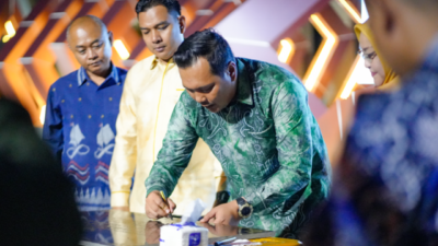 Wali Kota Banjarbaru H. M. Aditya Mufti Ariffin meresmikan prasasti Tugu Titik Nol Kilometer Kota Banjarbaru, Jumat (29/12/2023) malam. (Foto: Oriz/Katajari.com)