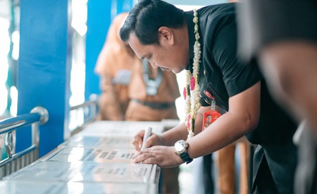 Wali Kota Banjarbaru Aditya Mufti Ariffin meresmikan pembangunan baru gedung sekolah, Senin (15/1/2024) di SMPN 5 Banjarbaru. (Foto: Media Center Kota Banjarbaru/Katajari.com)