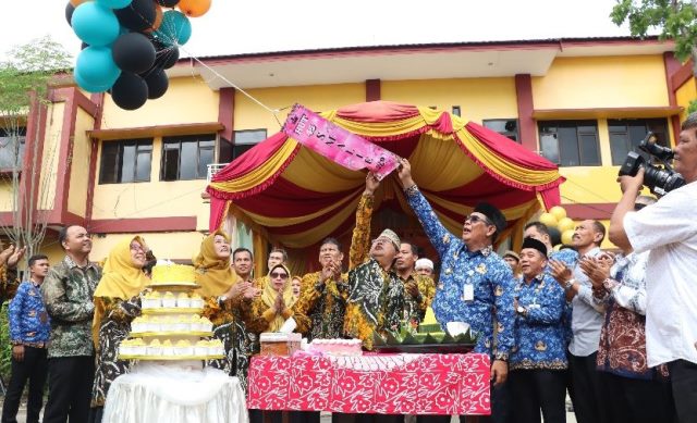 Gubernur Kalsel H. Sahbirin Noor atau Paman Birin yang menghadiri acara HUT ke-45 Sekolah Penggerak SMAN 5 Banjarmasin telah menambah kemeriahan, Rabu (17/1/2024) pagi. (Foto: Adpim Setdaprov Kalsel/Katajari.com)