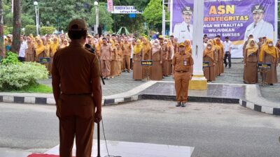 Syahrialludin saat menjadi pembina Apel Kerja Gabungan Lingkup Pemkab Banjar, Senin (22/01/2024) pagi di halaman Kantor Bupati Banjar, Martapura. (Foto: DKISP Kabupaten Banjar/Katajari.com)