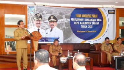 Sekda Banjar H Mokhamad Himan membuka Forum Konsultasi Publik rancangan awal RKPD Kabupaten Banjar tahun 2025, Selasa (23/1/2024). (Foto: DKISP Kabupaten Banjar/Katajari.com)