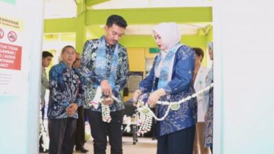 Bupati Banjar Provinsi Kalimantan Selatan (Kalsel) H Saidi Mansyur didampingi Ketua TP PKK Hj Nurgita Tiyas meresmikan layanan kemoterapi dan tiga layanan kesehatan lainnya di RSUD Ratu Zalecha Martapura, Kamis (25/01/2024) pagi. Foto: DKISP Kabupaten Banjar/Katajari.com)