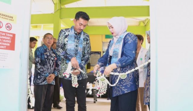 Bupati Banjar Provinsi Kalimantan Selatan (Kalsel) H Saidi Mansyur didampingi Ketua TP PKK Hj Nurgita Tiyas meresmikan layanan kemoterapi dan tiga layanan kesehatan lainnya di RSUD Ratu Zalecha Martapura, Kamis (25/01/2024) pagi. Foto: DKISP Kabupaten Banjar/Katajari.com)