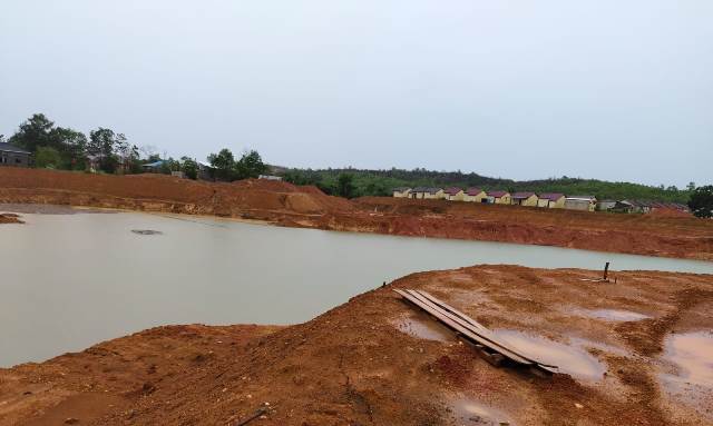 Kontraktor pembangunan Embung Gunung Kupang Kecamatan Cempaka Kota Banjarbaru mendapatkan sanksi karena molor pengerjaan yang ditargetkan seharusnya selesai akhir tahun 2023. (Foto: Katajari.com)