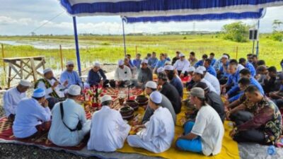 PT Air Minum Intan Banjar (Perseroda) menggelar syukuran bersama warga Tatah Belayung dan sekitarnya, atas beroperasinya Booster Mini Tatah Belayung Kecamatan Kertak Hanyar Kabupaten Banjar, Kamis (1/4/2024) pagi. (Foto: PT Air Minum Intan Banjar/Katajari.com)