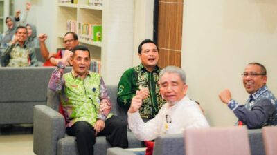 Wali Kota Banjarbaru HM Aditya Mufti Ariffin meresmikan Cafe Literasi di Dinas Arsip dan Perpustakaan Daerah Kota Kota Banjarbaru, Kamis (18/1/2024). (Foto: Media Center Kota Banjarbaru/Katajari.com)