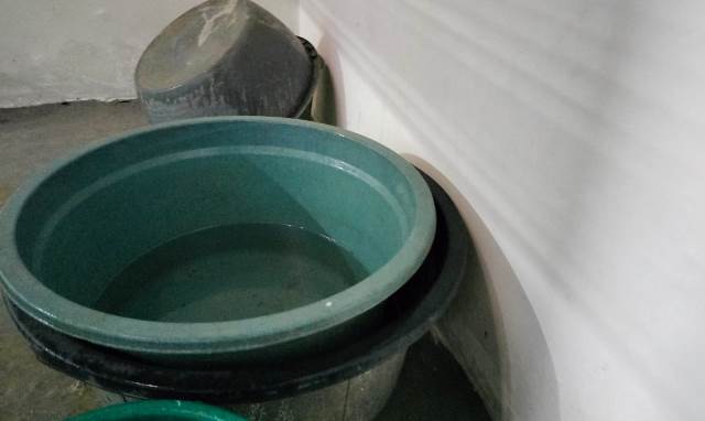 PT Air Minum Intan Banjar (Perseroda) memberikan imbauan kepada pelanggan agar menyiapkan penampungan air sebagai persediaan untuk kebutuhan, selama pekerjaan penggantian valve dan meter magnetic. (Foto: Katajari.com)