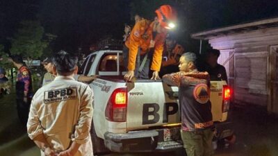 Gubernur Kalimantan Selatan (Kalsel) H. Sahbirin Noor atau Paman Birin menyerahkan bantuan logistik ke lokasi musibah banjir di Kabupaten Hulu Sungai Tengah (HST), Rabu (3/1/2024). (Foto: Adpim Setdaprov kalsel/Katajari.com)
