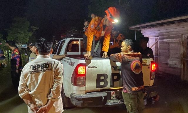 Gubernur Kalimantan Selatan (Kalsel) H. Sahbirin Noor atau Paman Birin menyerahkan bantuan logistik ke lokasi musibah banjir di Kabupaten Hulu Sungai Tengah (HST), Rabu (3/1/2024). (Foto: Adpim Setdaprov kalsel/Katajari.com)