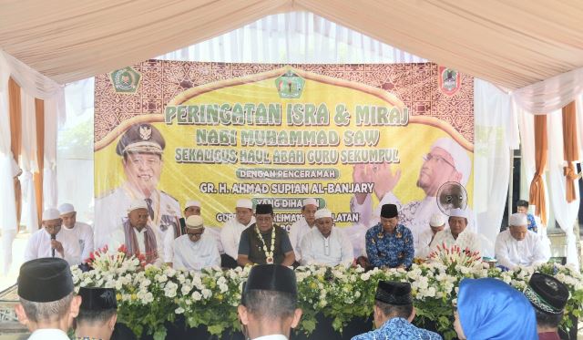 Gubernur Kalsel H Sahbirin Noor atau Paman Birin bersama putra sulungnya H Sandi Fitrian Noor menghadiri haul Guru Sekumpul (KH Muhammad Zaini Ghani) dan Isra Mikraj di Pondok Pesantren Da’wah Islamiyah Mekarsari Barito Kuala, Rabu (17/1/2024) siang. (Foto: Adpim Setdaprov Kalsel/Katajari.com)