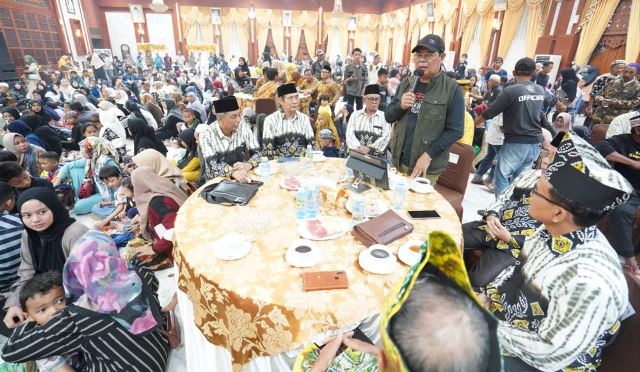 Ketua Umum Pengurus Pusat Kerukunan Bubuhan Banjar (PP-KBB) Sa-dunia, H Sahbirin Noor atau Paman Birin menyambut kunjungan rombongan Pengurus Wilayah KBB Kalimantan Tengah (Kalteng) di Mahligai Pancasila, Sabtu (20/02/2024) malam. (Foto: Adpim Setdaprov Kalsel/Katajari.com)