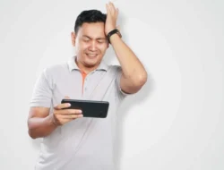 Terlalu Lama Menatap Layar Handphone? Ini Saran dr Helen Nguda SpM