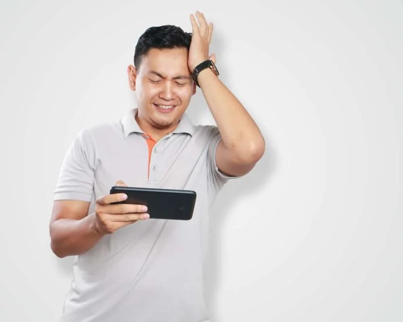 Terlalu sering menggunakan handphone berdampak pada kesehatan. (Foto: Hellosehat.com)