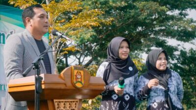 Wali Kota Banjarbaru, HM Aditya Mufti Ariffin berinteraksi kader Posyandu, Selasa (6/2/024) di Kebun Raya Banua di Banjarbaru. (Foto: Aldi/Media Center Kota Banjarbaru/Katajari.com)
