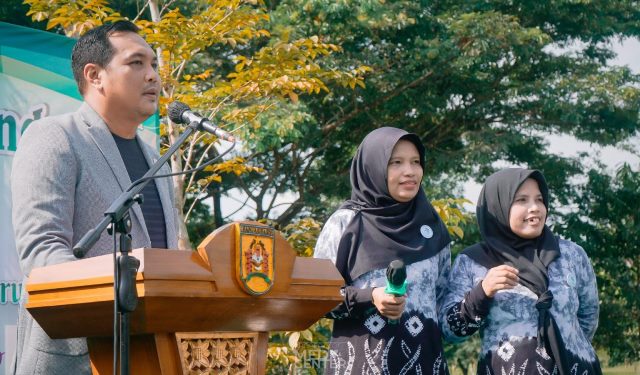 Wali Kota Banjarbaru, HM Aditya Mufti Ariffin berinteraksi kader Posyandu, Selasa (6/2/024) di Kebun Raya Banua di Banjarbaru. (Foto: Aldi/Media Center Kota Banjarbaru/Katajari.com)