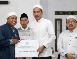 Bupati Banjar Gelontor Bantuan Sarana Prasarana Masjid Al Ikhlas Senilai Rp50 Juta