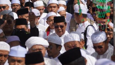 Paman Birin dan Acil Odah Berbaur Jemaah Haul Datu Kalampayan di Dalam Pagar Ulu