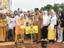 Bini Paman Birin Pimpin Penanaman Empat Ribu Bibit Pohon Ekaliptus